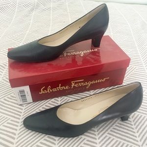 🌚VINTAGE Salvatore Ferragamo midnight navy heels